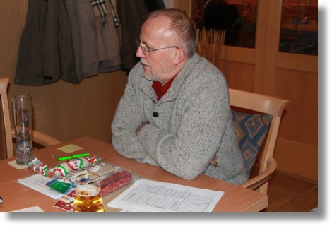 Dr. Jahns trägt den Jahresbericht vor...